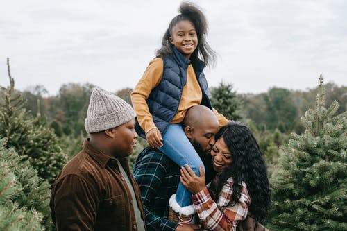 在云杉中一起开心快乐黑人家庭 · 免费素材图片