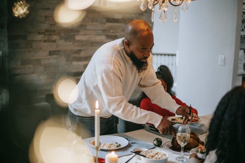 黑人家庭在活动期间一起吃晚饭 · 免费素材图片