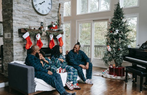 幸福的黑人家庭，在家享受圣诞节假期 · 免费素材图片