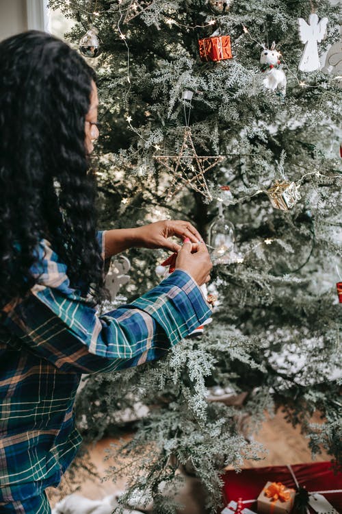 黑女人装饰圣诞树用的玩具 · 免费素材图片