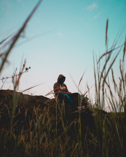 有关坐, 垂直拍摄, 热爱大自然的人的免费素材图片