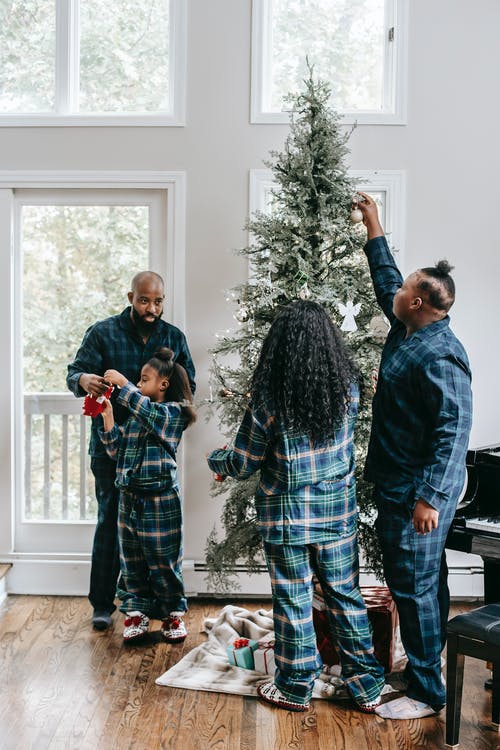 充满爱的黑人家庭为圣诞节做准备 · 免费素材图片
