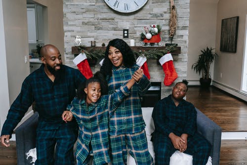 积极的黑人家庭，在圣诞节假期开心 · 免费素材图片