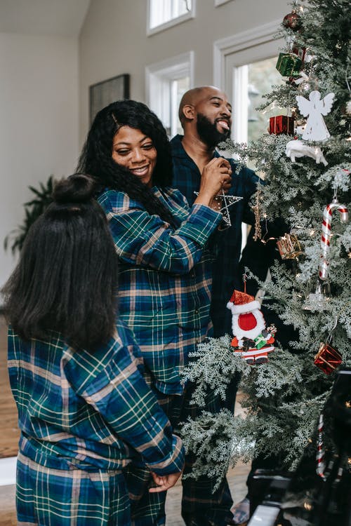 性格开朗的黑人家庭，享受圣诞节的准备 · 免费素材图片