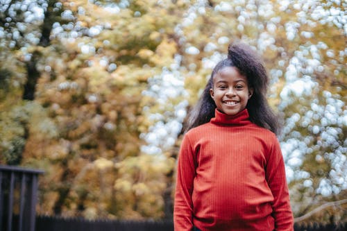 快乐可爱的黑人女孩在公园 · 免费素材图片