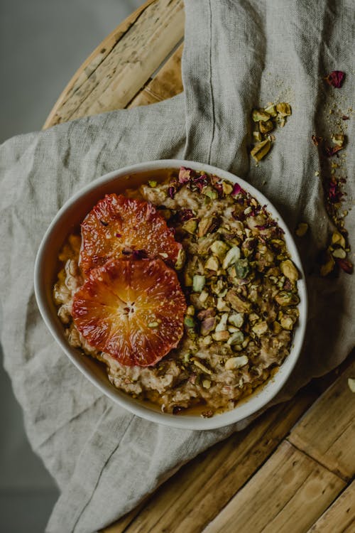 在白色陶瓷碗上切水果 · 免费素材图片