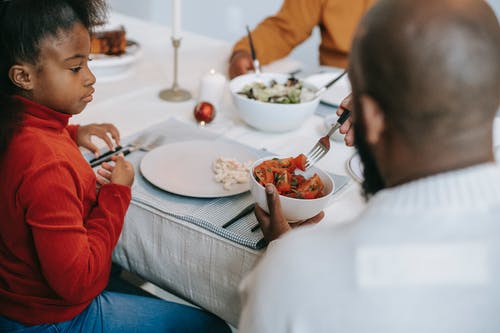 黑人家庭吃美味的晚餐 · 免费素材图片