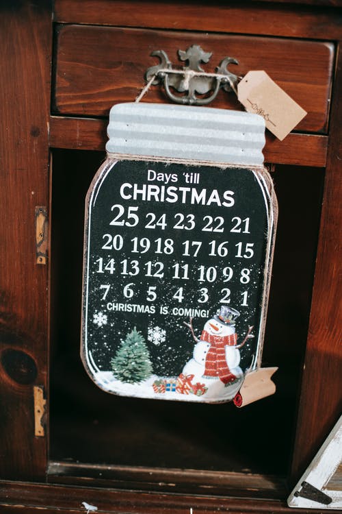 与圣诞节插图在房子里的装饰出现日历 · 免费素材图片