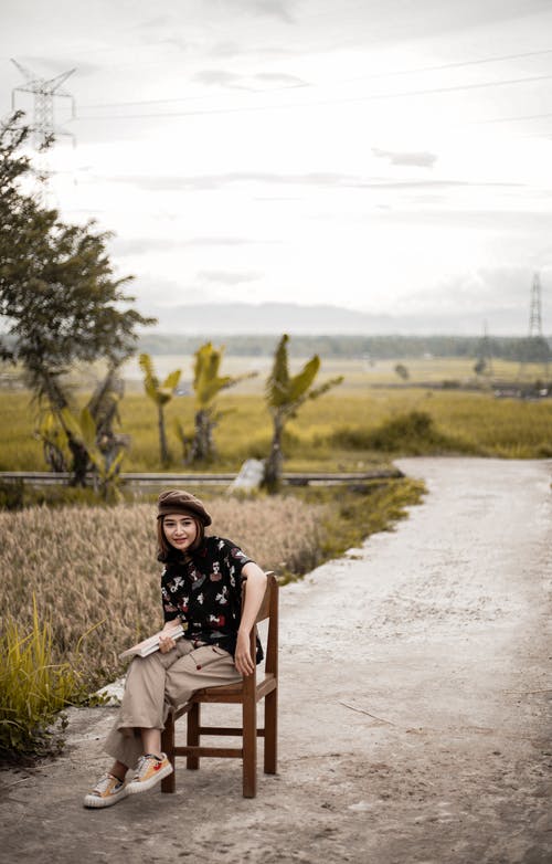 有关坐, 垂直拍摄, 女人的免费素材图片