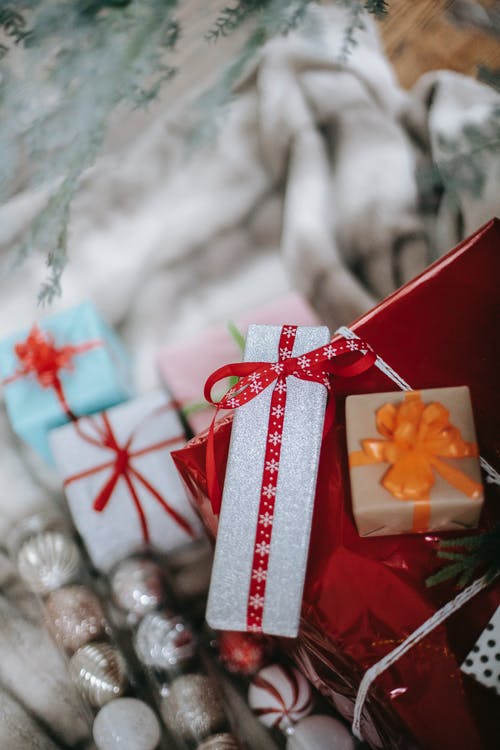 圣诞节假期用明亮的丝带什锦的礼品盒 · 免费素材图片