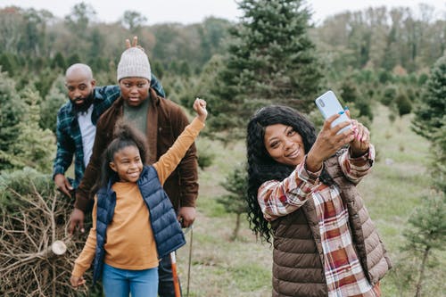 性格开朗的黑人家庭，在农村采取自拍照 · 免费素材图片