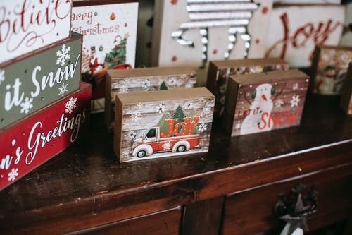 便桶上有圣诞节装饰的什锦木箱 · 免费素材图片