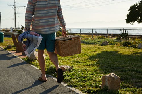 白色和红色的条纹的长袖衬衫和蓝色牛仔雏菊公爵携带棕色的女人 · 免费素材图片