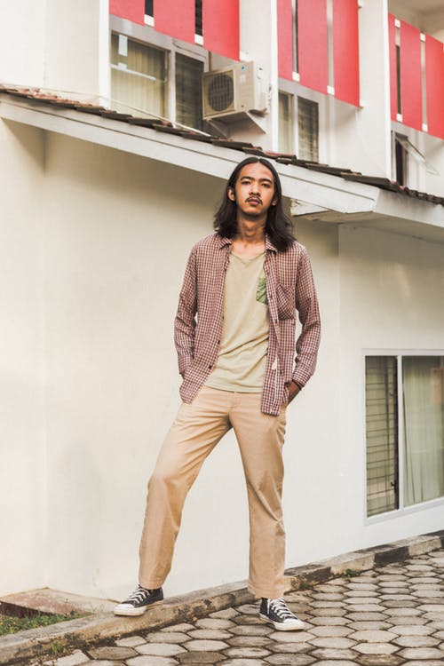 有关休闲装, 双手插在口袋里, 垂直拍摄的免费素材图片