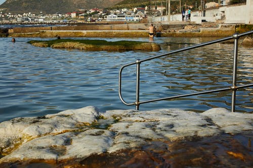 水域附近的不锈钢栏杆 · 免费素材图片