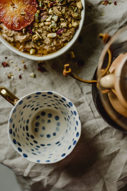 白色和蓝色陶瓷碗 · 免费素材图片