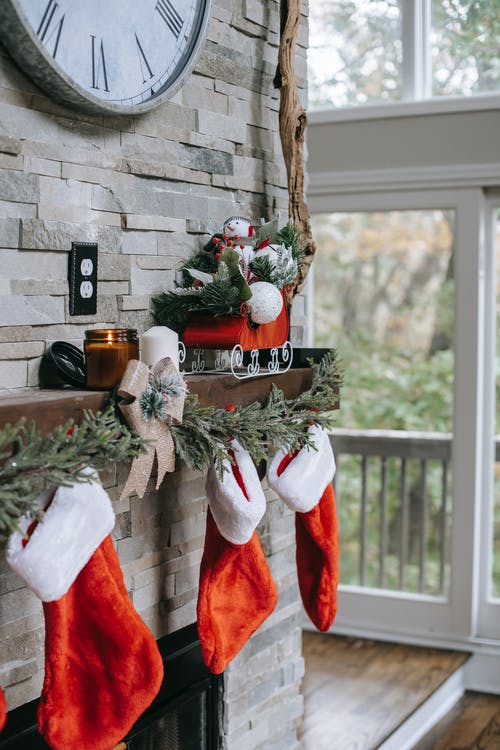 在壁炉上方的砖墙上的圣诞节装饰品 · 免费素材图片