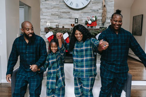 幸福的黑人家庭一起庆祝圣诞节 · 免费素材图片