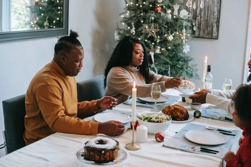 满足圣诞节的黑人家庭 · 免费素材图片