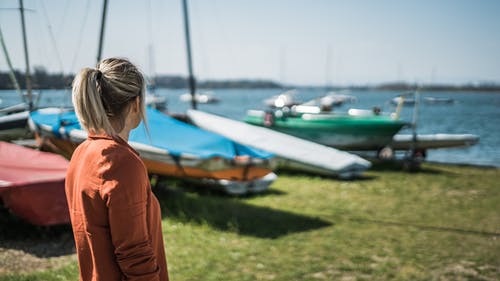 有关人, 停泊, 女人的免费素材图片