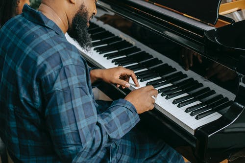 大胡子的黑人男性音乐家弹钢琴 · 免费素材图片