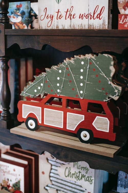 枞树在架子上的装饰圣诞车 · 免费素材图片