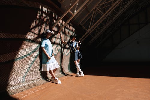 蓝色和白色的裙子，站在棕色的木地板上的女人 · 免费素材图片