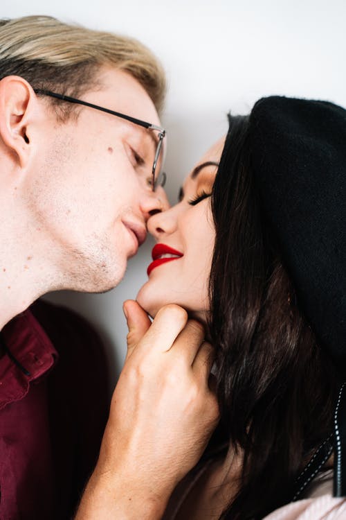 红色衬衫戴眼镜的女人 · 免费素材图片