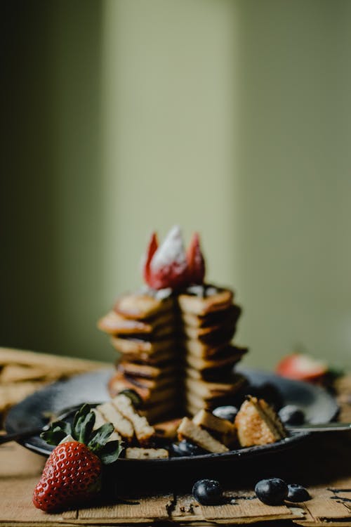 白色陶瓷板上的巧克力蛋糕 · 免费素材图片