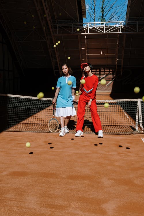 2个男孩在球场上打网球 · 免费素材图片