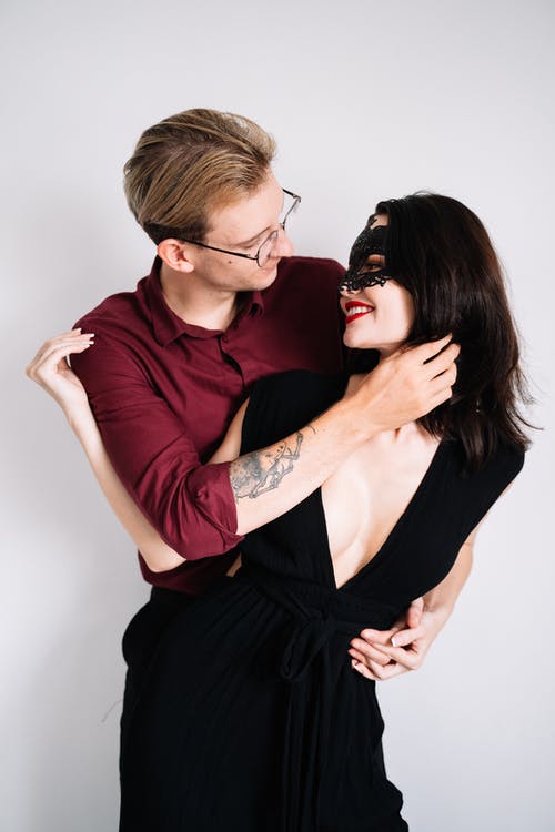 穿黑框眼镜的黑裙子的女人 · 免费素材图片