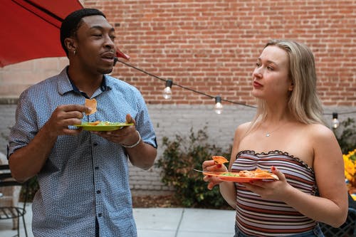 男人和女人吃食物 · 免费素材图片