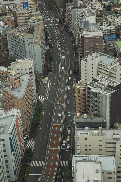 现代城市中的宽阔道路和建筑物 · 免费素材图片