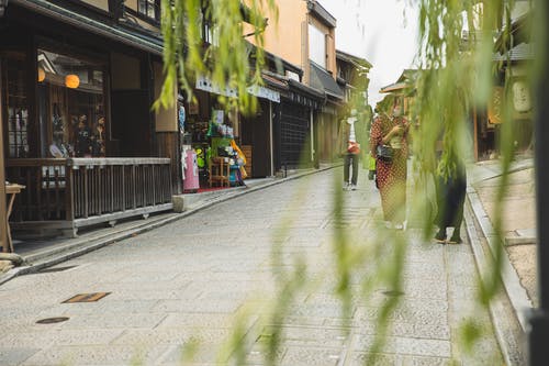 无法认出的人在城市人行道上行走 · 免费素材图片