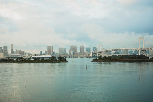 河流与摩天大楼的城市景观 · 免费素材图片