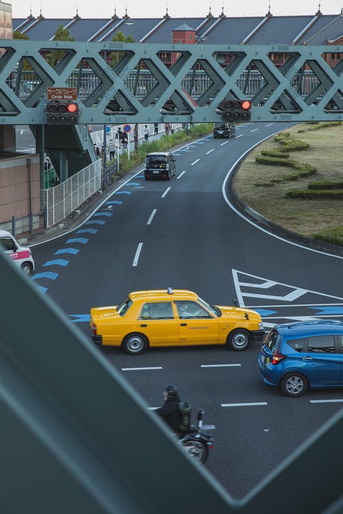 在人行天桥下繁忙的城市道路 · 免费素材图片