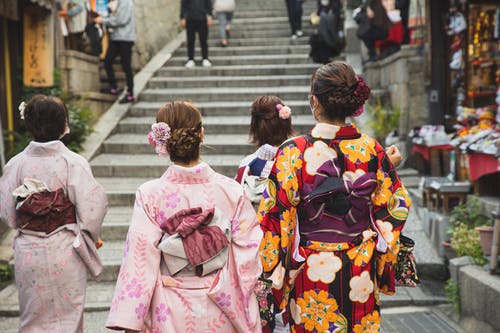 一群和服在街上的亚洲妇女 · 免费素材图片