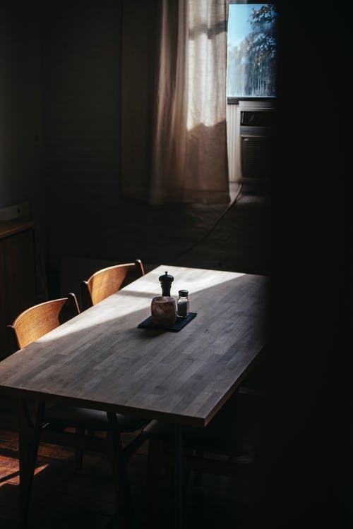 棕色的木桌和椅子 · 免费素材图片