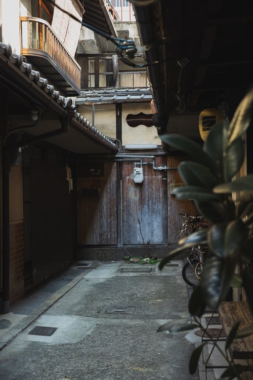 城市中老年住宅之间的狭窄通道 · 免费素材图片