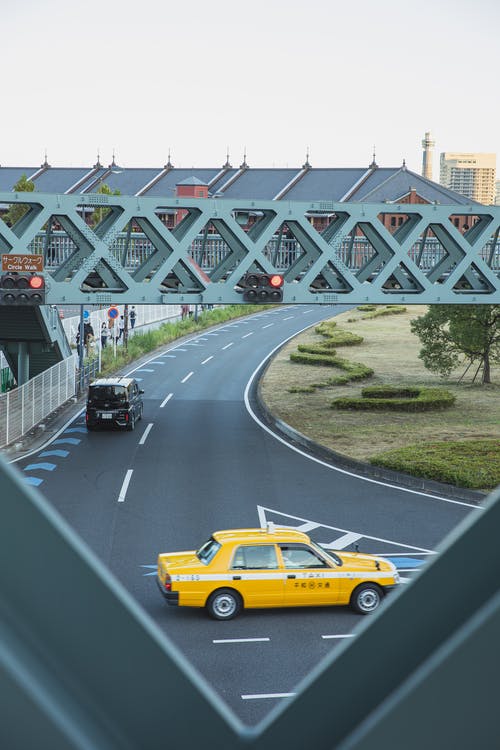 在现代城市的人行天桥下的柏油马路 · 免费素材图片