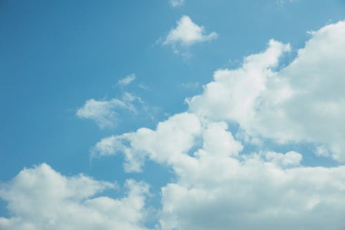 厚厚的云，在蔚蓝的天空 · 免费素材图片