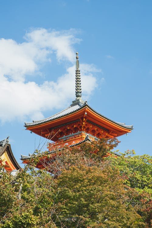 东方神社在蓝天白云下 · 免费素材图片