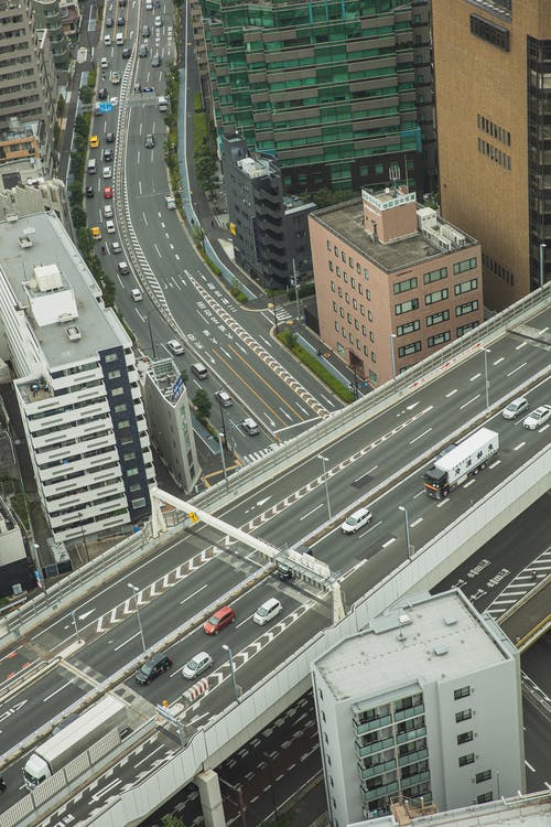 现代城市道路和建筑物 · 免费素材图片