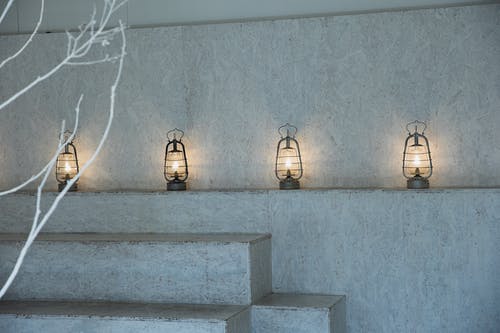 空混凝土房间里的发光灯 · 免费素材图片