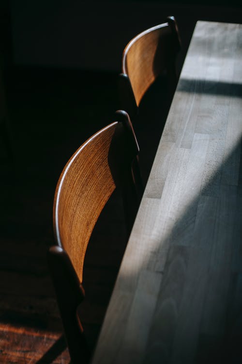 白色纺织棕色木椅 · 免费素材图片