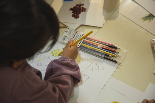 用铅笔作物民族儿童着色绘图 · 免费素材图片