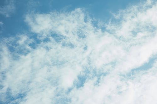 蓬松的云彩，对湛蓝的天空 · 免费素材图片