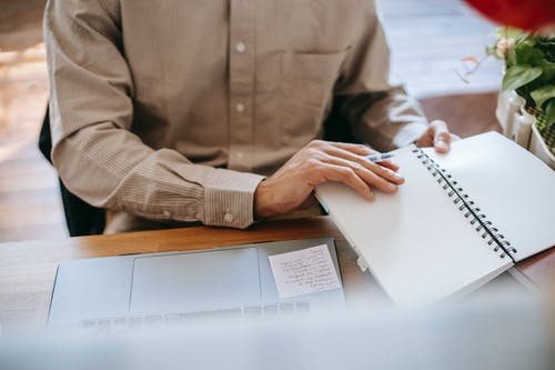 持有白皮书的长袖衬衫的灰色按钮的人 · 免费素材图片