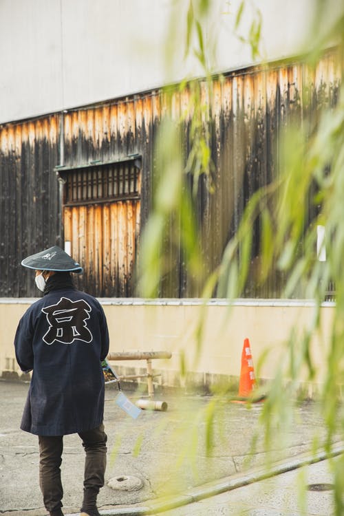 在结构附近的传统服装的亚洲人 · 免费素材图片