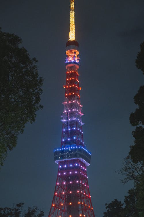 晚上在现代城市的照明的电视塔 · 免费素材图片